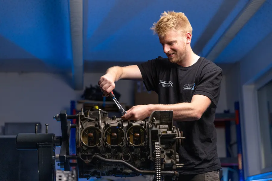 Mitarbeiter von MIK Motoren bei der Arbeit am Motor